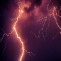 Hoe ontstaat een onweersbui en wat gebeurt er tijdens het onweer?