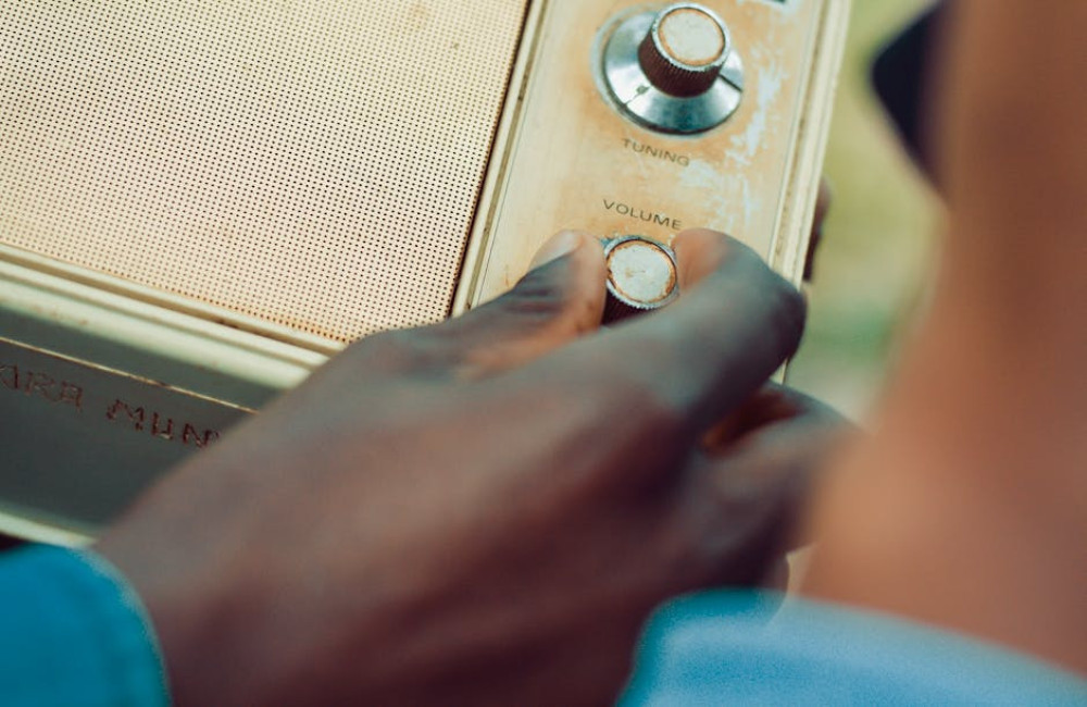Wat doet een radiopresentator tijdens een live-uitzending op de radio?