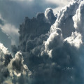 Waarom zijn wolken wit en hoe ontstaan hun kleuren?