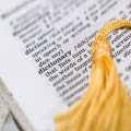Wat is de geschiedenis en betekenis van populaire Nederlandse uitdrukkingen?