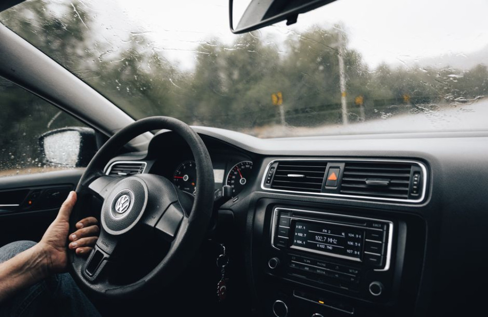 Werkt een Nederlandse DAB+ autoradio in Frankrijk tijdens de herfstvakantie van 2026?