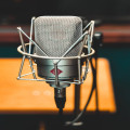 Wat doet een radio-dj precies en hoe word je er een?
