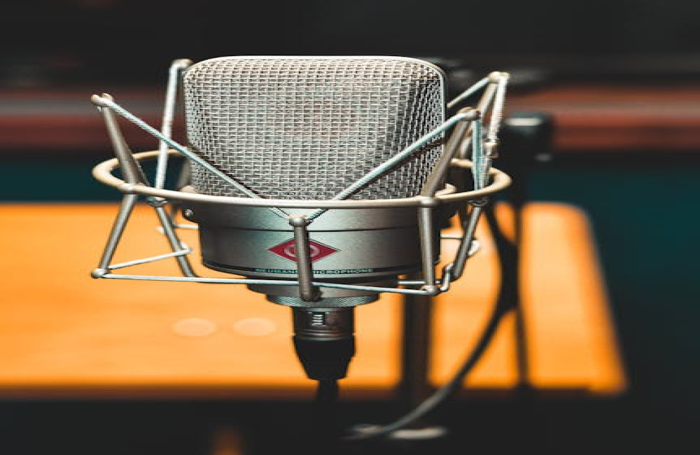 Wat doet een radio-dj precies en hoe word je er een?