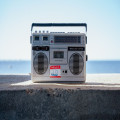 Hoe lang speelt een draagbare DAB+ radio met een 2000 mAh accu bij 4 uur luisteren per dag