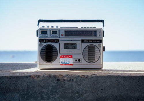 Hoe lang speelt een draagbare DAB+ radio met een 2000 mAh accu bij 4 uur luisteren per dag