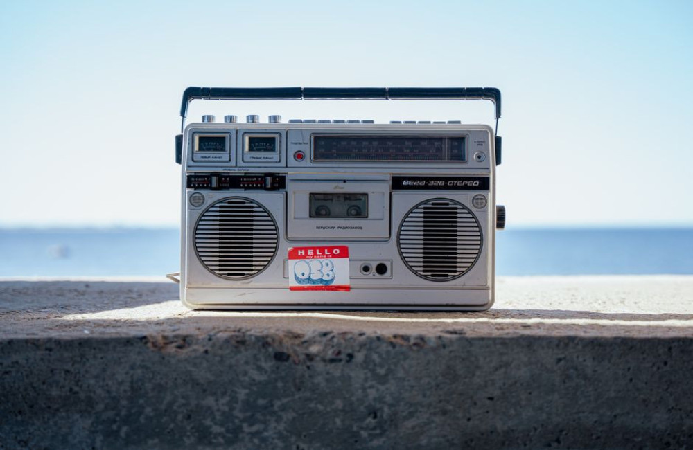 Hoe lang speelt een draagbare DAB+ radio met een 2000 mAh accu bij 4 uur luisteren per dag
