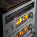Waarom speelt de radio soms hetzelfde nummer meerdere keren per dag?