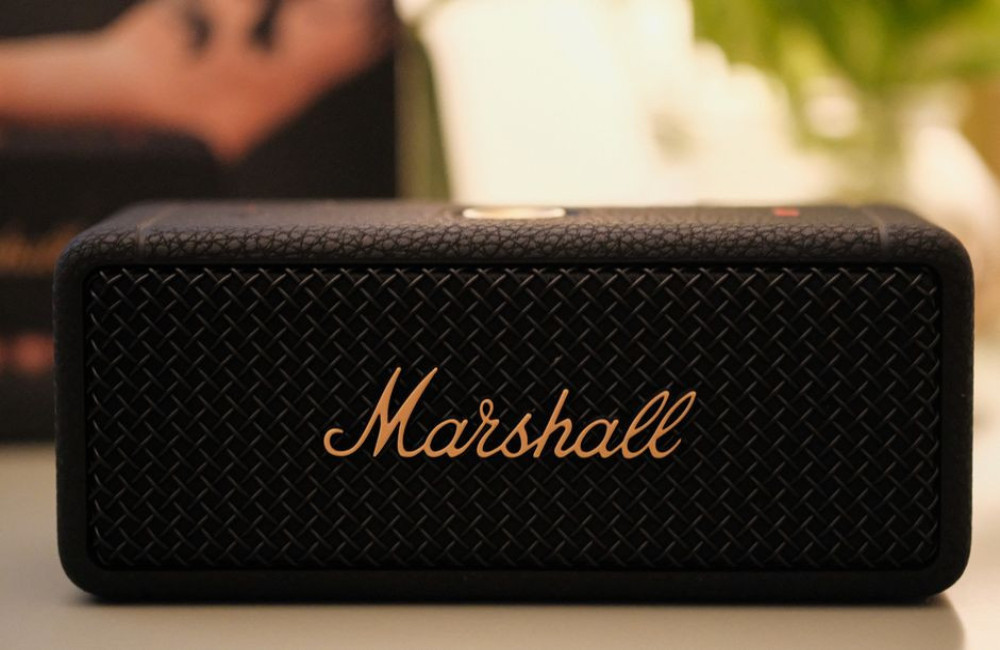 Hoe lang gaat de accu van een bluetooth speaker mee op een festival in de zomer?