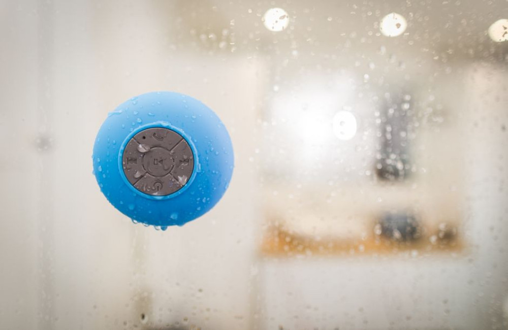 Is een bluetooth speaker met IP67-rating waterdicht genoeg voor bij het zwembad?