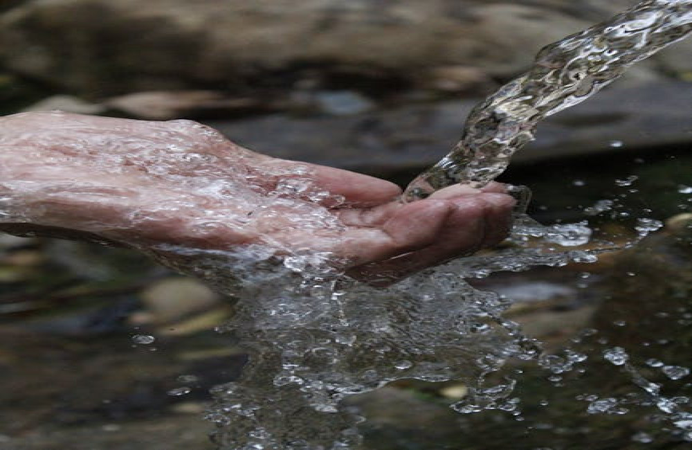 Waarom wordt regenwater vaak als drinkwater gebruikt in droge gebieden?