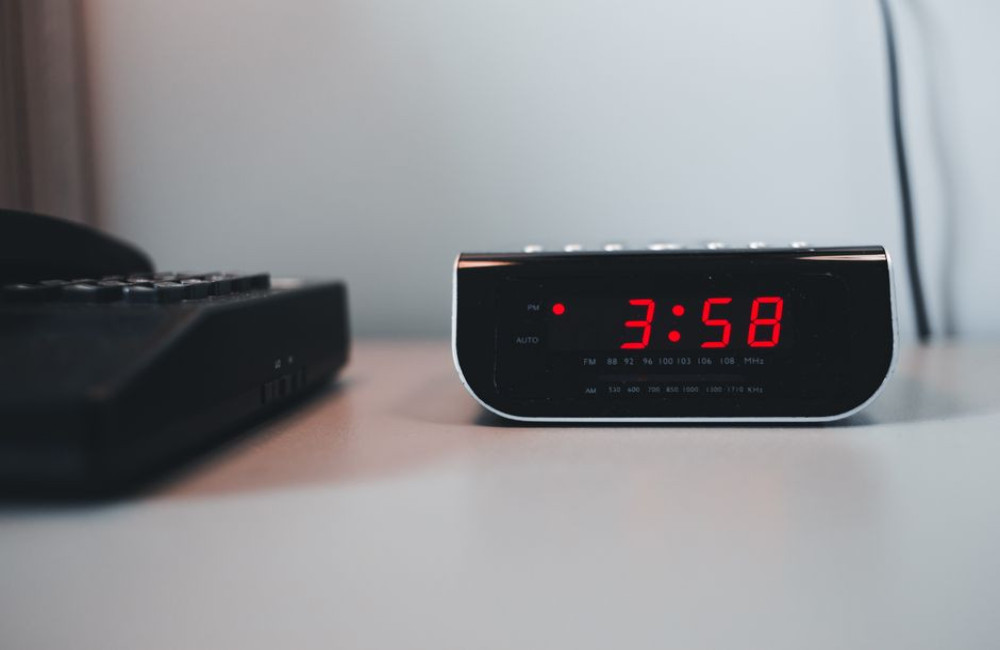 Stelt een DAB+ wekkerradio zichzelf om naar wintertijd op 25 oktober 2026?